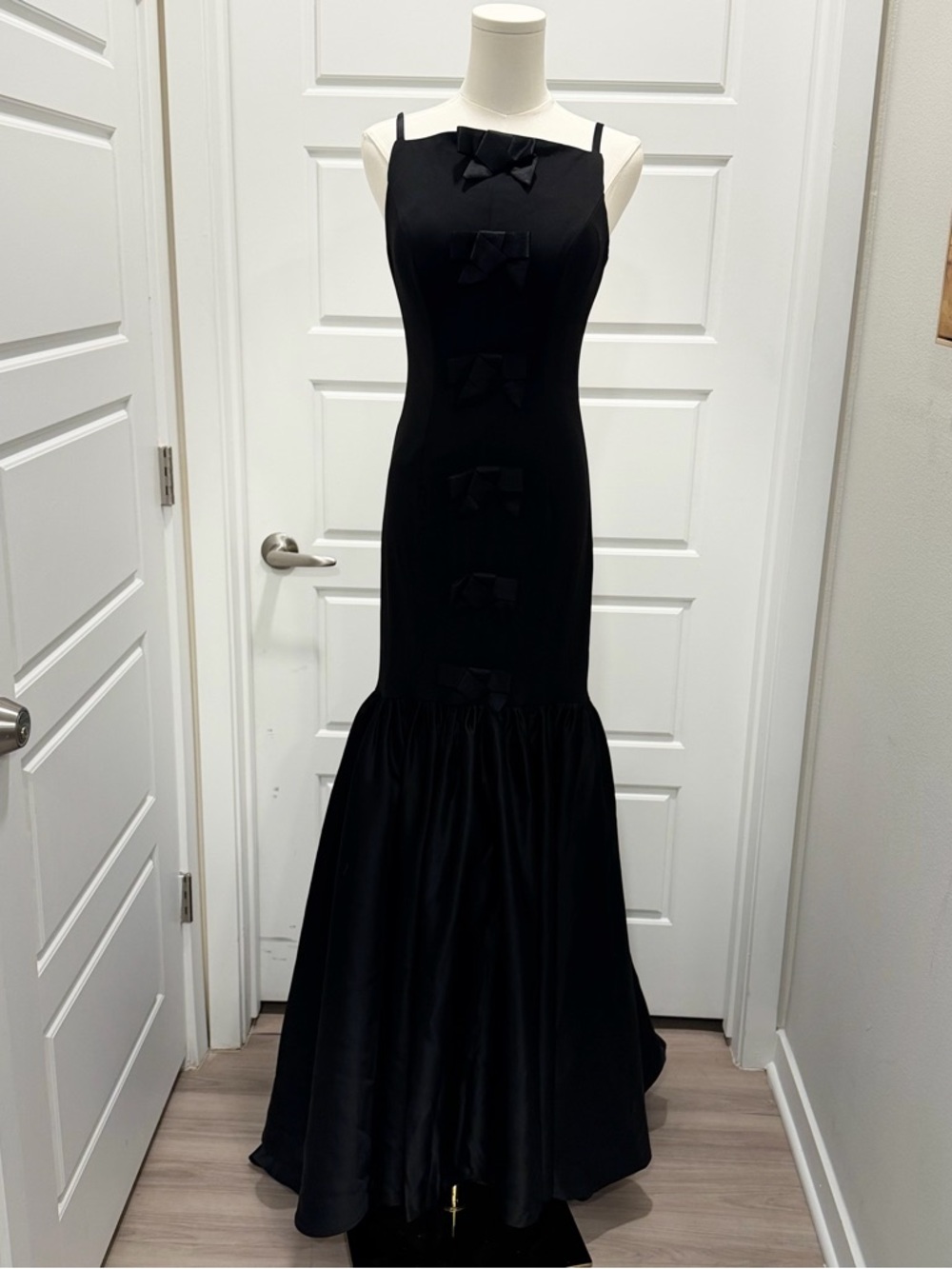 Elegant Black Bow-Accent Evening Dress - Picture 2 of 12